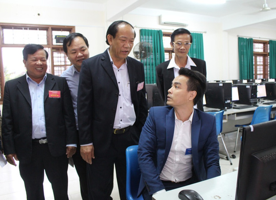2.331 thí sinh thi để "chọn người tài, không chọn người nhà" - 1 Ông Đinh Văn Thu (đứng đầu) thăm hỏi, động viên các thí sinh trước khi bước vào cuộc thi