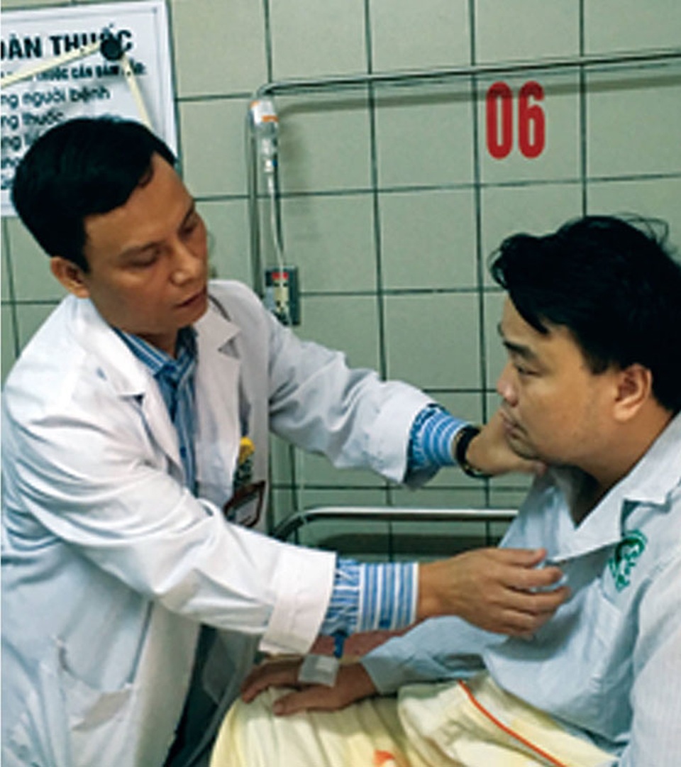 Cuộc giải cứu con tin từ chuyện kể của người trong cuộc: “Anh Sơn đã cứu mạng tôi” - 2 Bác sĩ Bệnh viện Bạch Mai thăm hỏi Thiếu tá Nguyễn Hoài Sơn.