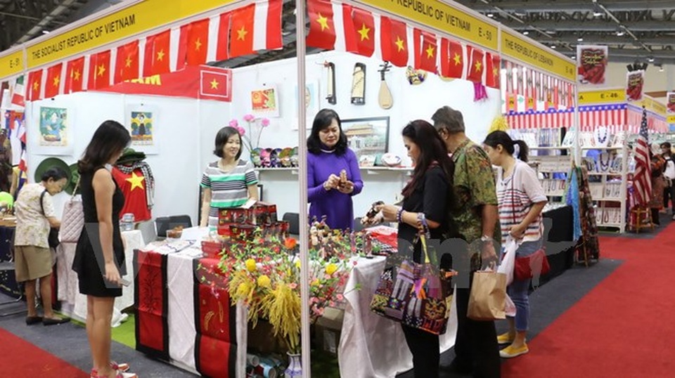 Gian hàng Việt Nam hút khách tại Hội chợ từ thiện ở Indonesia - 1 Gian hàng Việt Nam tại hội chợ. (Ảnh: Đỗ Quyên/Vietnam+)