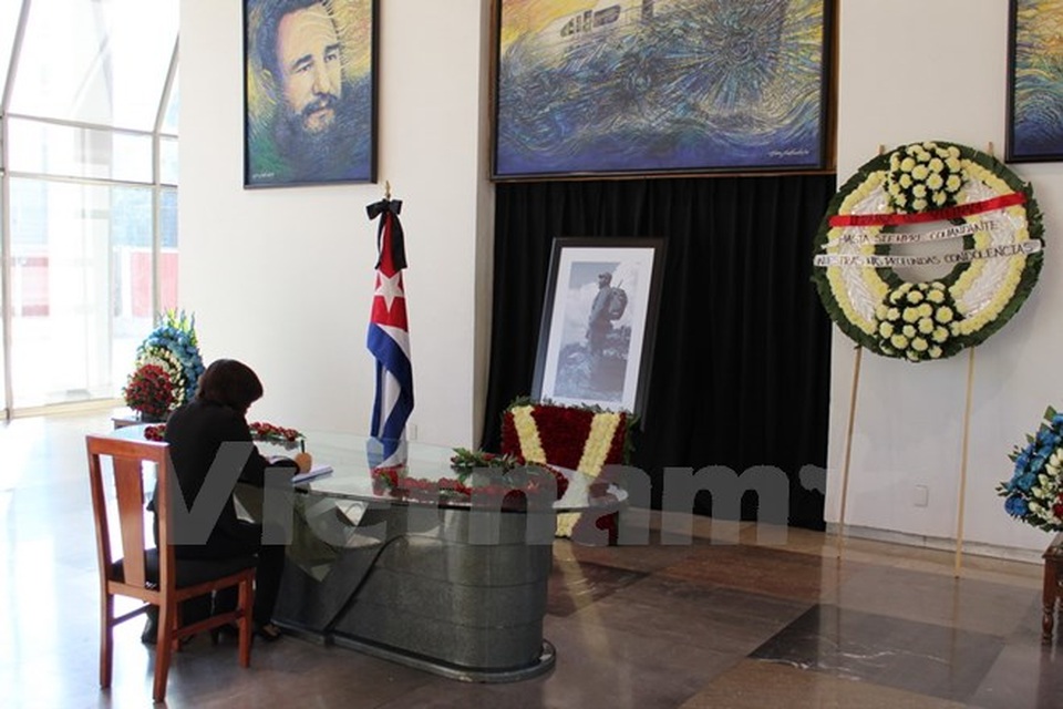 Cộng đồng người Việt tại Mexico tưởng niệm lãnh tụ Cuba Fidel Castro - 1 Đại sứ Lê Linh Lan ghi lưu bút khi đến viếng lãnh tụ Cuba Fidel Castro. (Ảnh: Lưu Việt Hùng/Vietnam+)