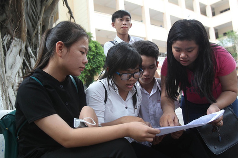 Đề thi khoa học, khách quan - 1 Thí sinh xem đề thi môn lý kỳ thi THPT quốc gia 2016. (Ảnh: Hoàng Triều)