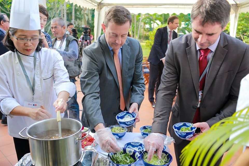 Đại sứ Bertrand Lortholary trổ tài đầu bếp với thịt bò Pháp - 1 Đại sứ Pháp tại Việt Nam, ngài Bertrand Lortholary trổ tài nấu món Phở. (Ảnh: Minh Sơn/Vietnam+)