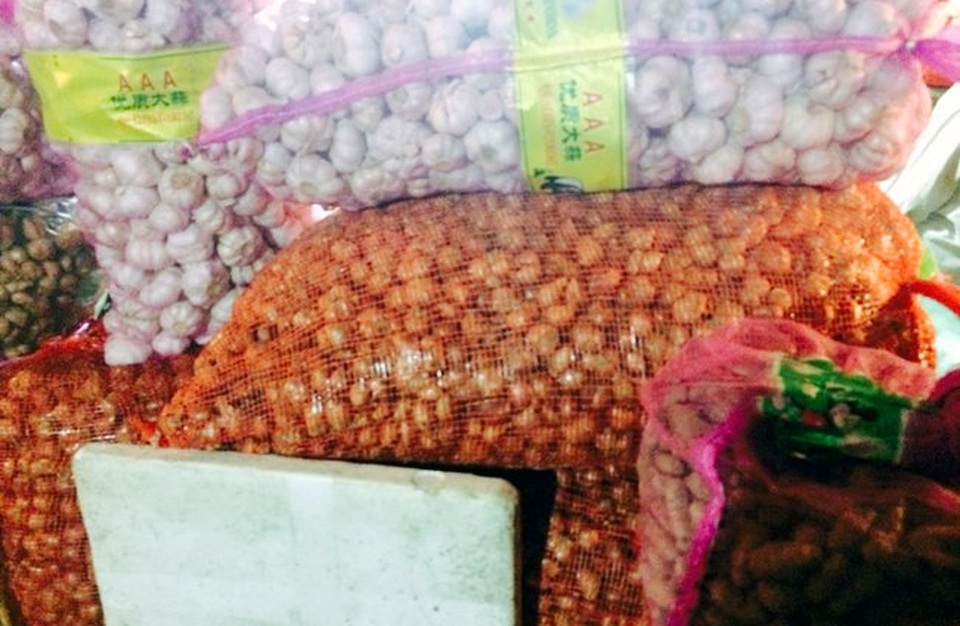 Tỏi Trung Quốc tràn chợ Việt: Những cảnh báo từng khiến quốc tế lo sợ - 1
Tỏi Trung Quốc được chất đống, bày bán tràn lan tại khắp các chợ ở Việt Nam