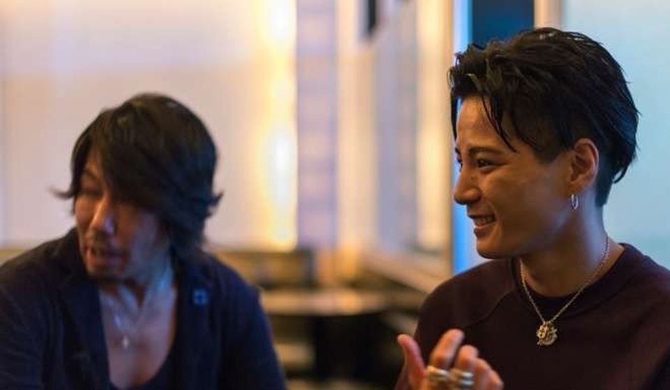 Ryohey Onizuka, ông chủ của Shangrila (phải) và quản lý Ryo Tachibana.