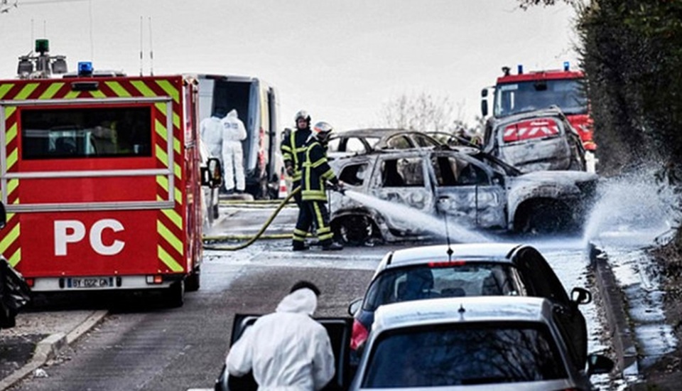 Cảnh sát và lính cứu hỏa tại hiện trường vụ cướp.