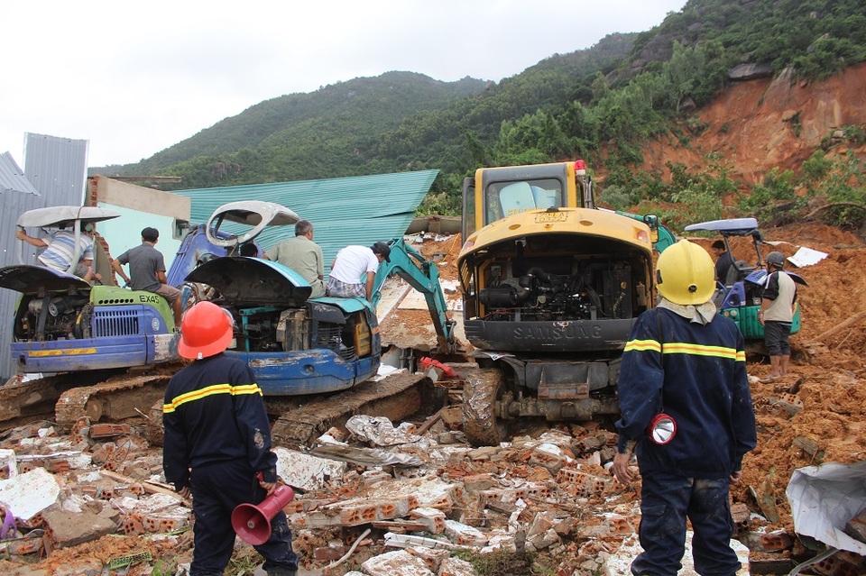 Lở núi ở Nha Trang, 4 người tử vong - 5
Ít nhất 4 xe múc được điều đến hiện trường cùng hơn 100 chiến sĩ tham gia tìm kiếm 2 nạn nhân bị vùi lấp.