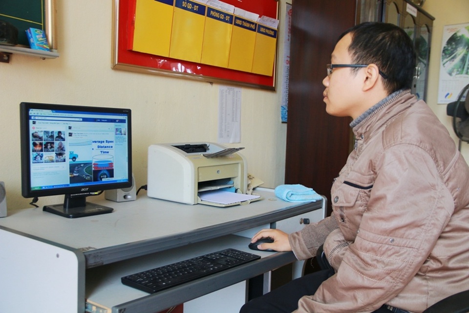 Thầy giáo làm thơ truyền cảm hứng cho học sinh yêu môn Sử, Lý - 1 Dạy môn Vật Lý nhưng thầy Tú dành tình yêu đặc biệt cho môn Lịch Sử. Nhờ những bài thơ thầy Tú làm đăng lên facebook, nhiều học sinh ham học sử trở lại, chất lượng môn học của nhà trường được nâng lên.