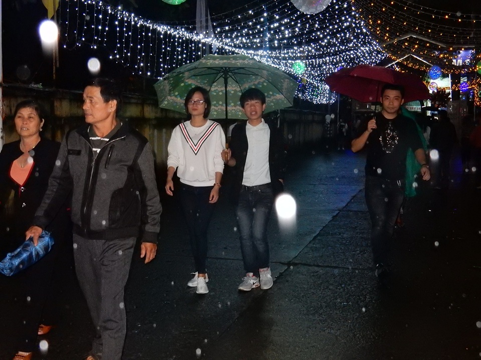 Mặc dù trời mưa nhưng người dân vẫn đổ về các nhà thờ để đón Giáng sinh