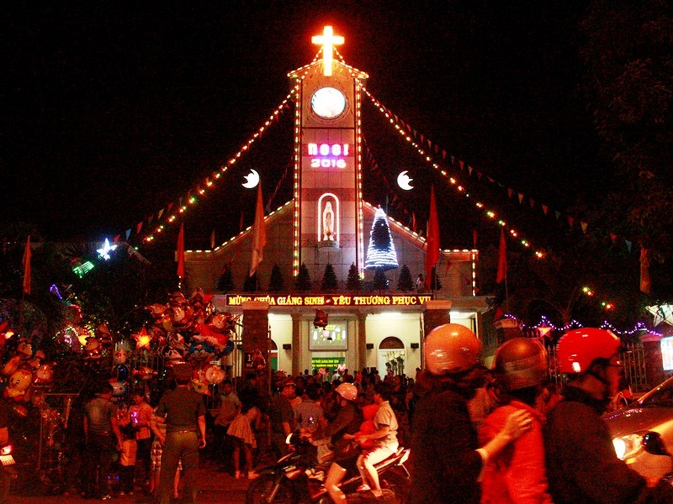 Khoảng 19h tối 24/12, đông đảo người dân và bà con giáo dân tập trung về Nhà thờ Quy Hiệp (trên đường Ngô Mây, TP Quy Nhơn) để đón đêm Giáng sinh