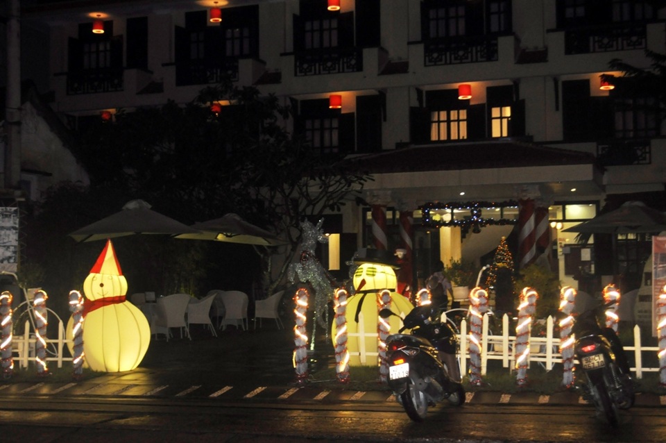 
Các khách sạn, nhà hàng… trang trí rực rỡ đón Giáng sinh
