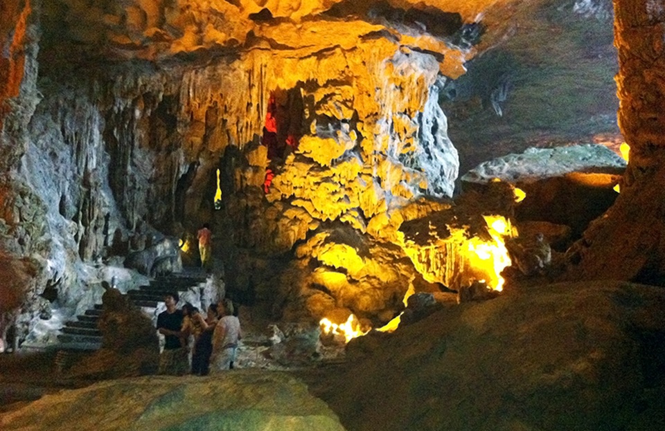 Điều chỉnh phương án thu phí tham quan Vịnh Hạ Long: Khắc phục bất cập và tăng thu ngân sách - 1 Điều chỉnh phương án thu phí tham quan Vịnh Hạ Long: Khắc phục bất cập và tăng thu ngân sách - 1