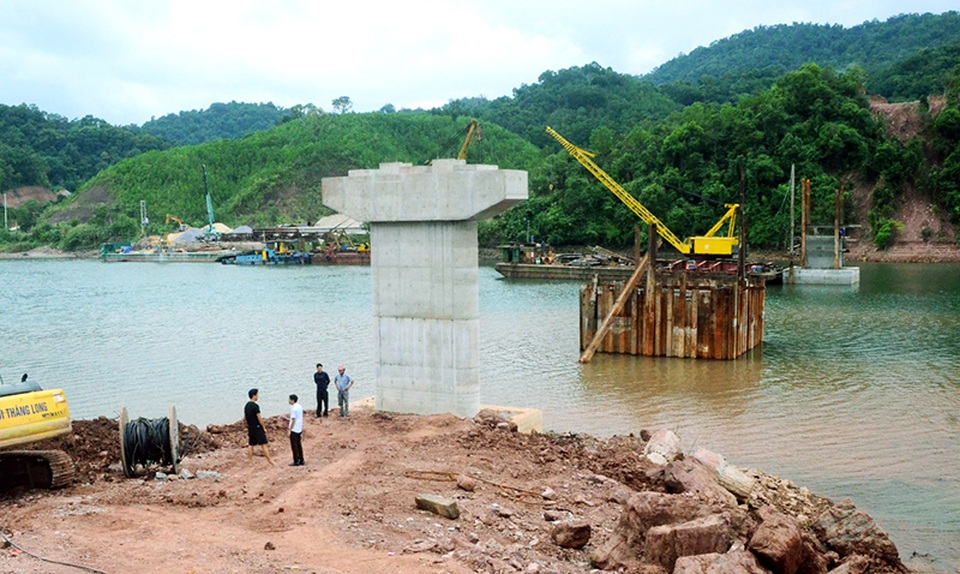 Đẩy nhanh tiến độ xây dựng cầu giàn thép thôn Đồng Châu - 1 Đẩy nhanh tiến độ xây dựng cầu giàn thép thôn Đồng Châu - 1