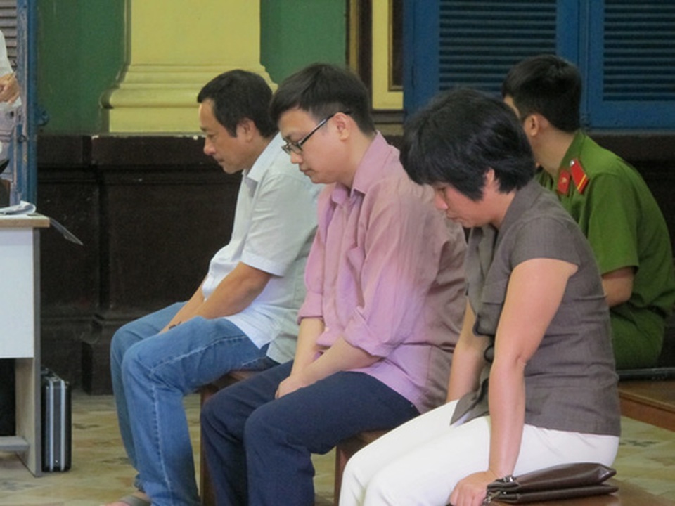 "Ôm" 35.000 USD "chạy" vào ĐH Y Dược, 3 bị cáo nhận án tù - 1 Các bị cáo Nghiệp, Hùng và Lê (từ trái sang phải)