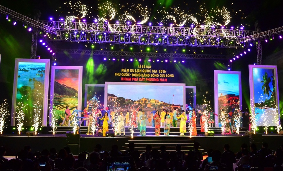 Năm 2016, tổng doanh thu từ du lịch trên 400 ngàn tỷ đồng - 2 Đêm bế mạc Năm du lịch Quốc gia 2016 được tổ chức trang trọng và nhiều tiết mục văn nghệ đặc sắc