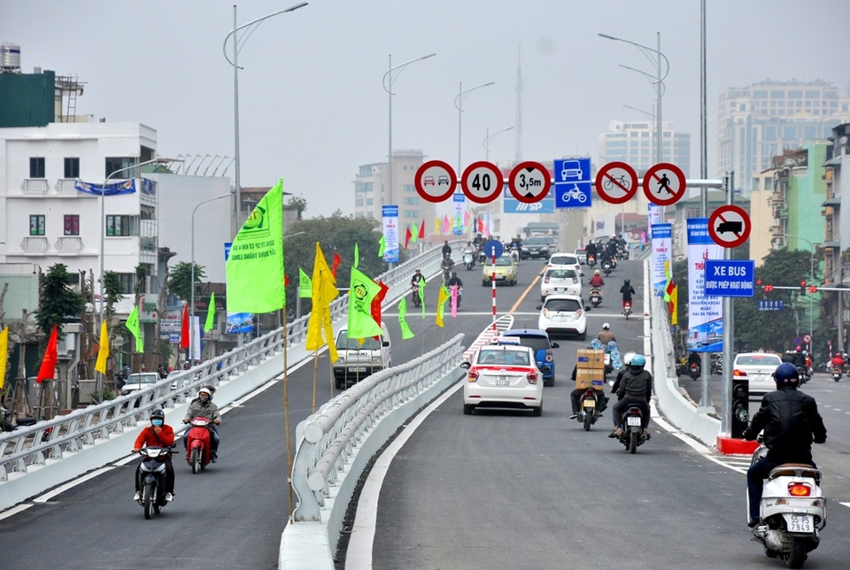 Thông xe cầu vượt “khủng” tại nút giao “nóng” nhất Hà Nội - 4
Cầu được làm bằng kết cấu dầm hộp thép, dài 232,4m, bao gồm 4 nhịp liên tục bằng dầm hộp thép. Cầu có bề rộng là 12m, tĩnh không thông xe dưới cầu là 4,75m.