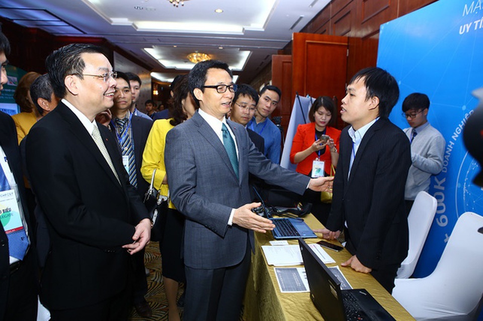 
Phó thủ tướng Vũ Đức Đam cùng Bộ trưởng Bộ KH&amp;CN Chu Ngọc Anh tham quan một số gian hàng của các startup trước khi bước vào Lễ khai mạc
