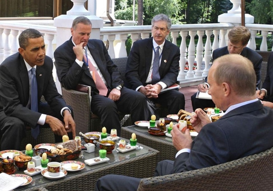 Những lần "chạm trán" đáng nhớ của Putin và Obama - 1 Ông Obama được ông Putin tiếp đón tại dinh thự của mình ở ngoại ô Moscow. Ảnh: Reuters