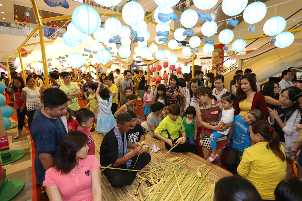 Đặc sắc “Phố đèn lồng” giữa lòng trung tâm thương mại - 1