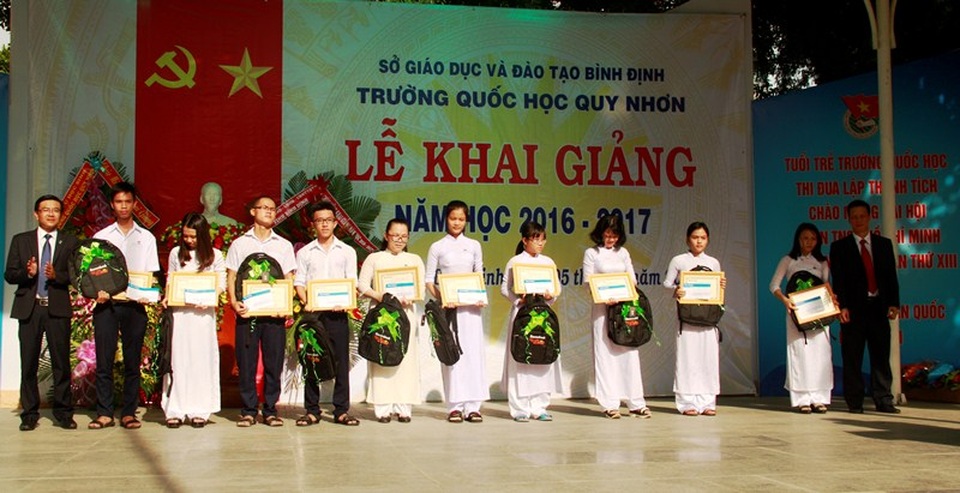 Lãnh đạo Đảng, Nhà nước dự khai giảng cùng các em học sinh - 81 Trao học bổng cho học sinh nghèo học giỏi tại Trường THPT Quốc học Quy Nhơn