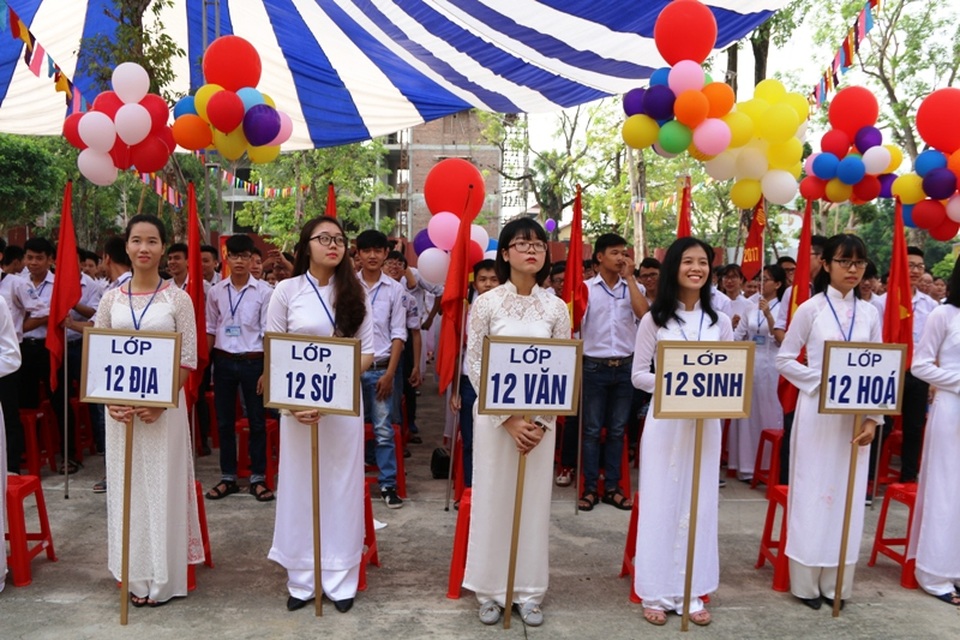 Lãnh đạo Đảng, Nhà nước dự khai giảng cùng các em học sinh - 84 Học sinh trường THPT chuyên Lương Văn Tụy phấn khởi chào mừng năm học mới (ảnh: Thái Bá)