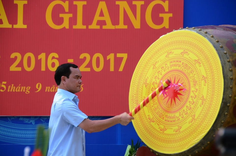 Lãnh đạo Đảng, Nhà nước dự khai giảng cùng các em học sinh - 90
Ông Nguyễn Đình Khang, Bí thư Tỉnh ủy tỉnh Hà Nam đánh trống khai giảng năm học mới. (Ảnh: Đức Văn)