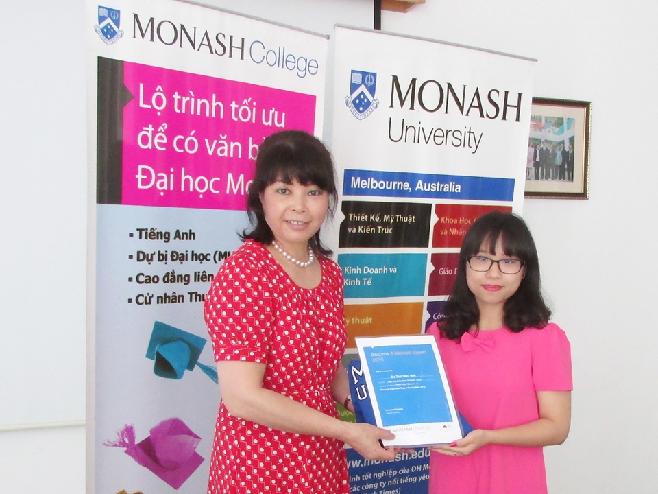 Gặp đại diện Monash University và khởi động Monash Brilliant Contest - 1
Dr Hoa Levitas (bên trái) trao giải Nhất cuộc thi Become a Monash Expert 2015 cho Đỗ Thái Diệu Linh, trường chuyên ĐHSP Hà Nội