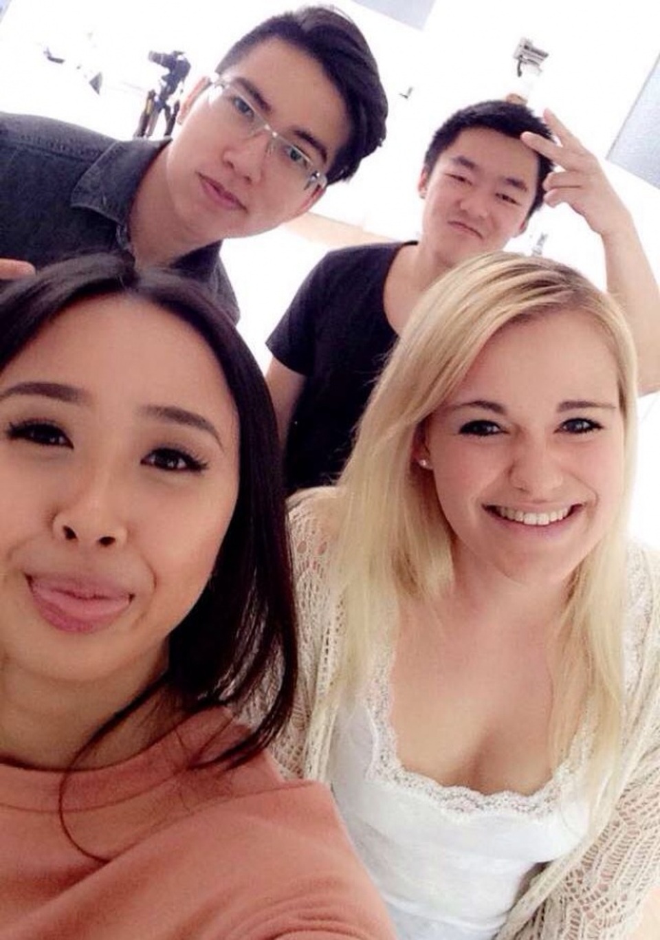 Ngân Lê và những người bạn nước ngoài trong một buổi quay video.