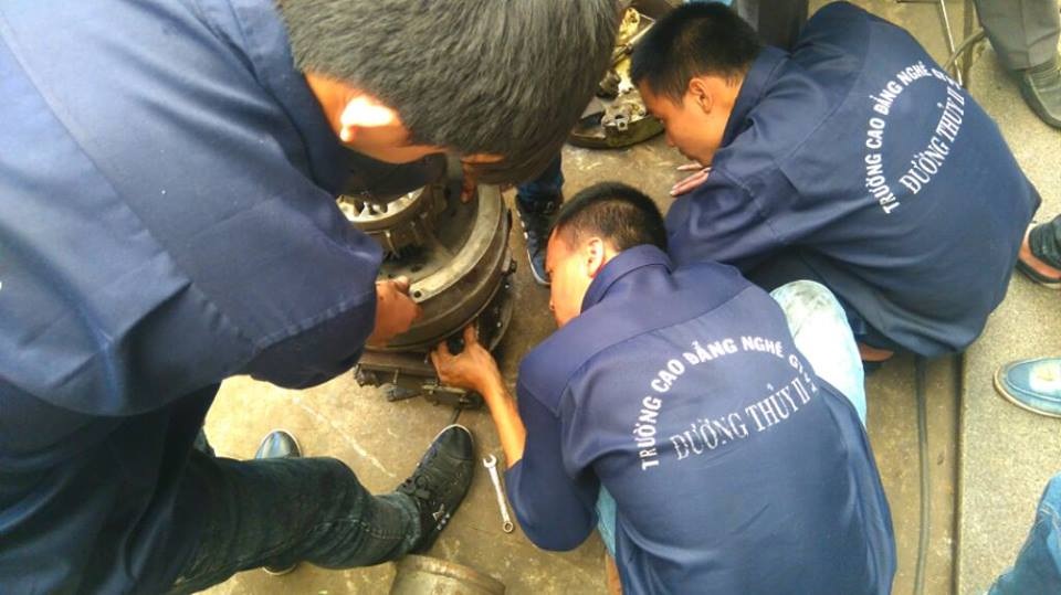 Câu chuyện “thừa thầy - thiếu thợ” và bí kíp chọn trường phù hợp - 1 Sinh viên thực tập sửa chữa máy.