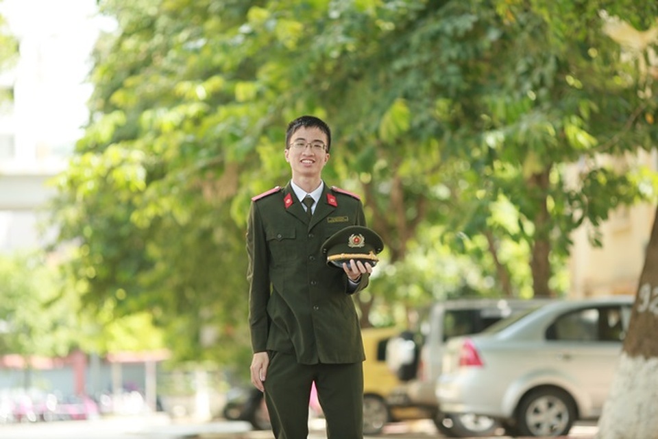 Chuyện chàng thủ khoa Học viện An ninh được phong hàm vượt cấp - 1
Trung úy Lê Minh Phương luôn tâm niệm phấn đấu hết mình để giữ gìn truyền thống của một “gia đình công an
