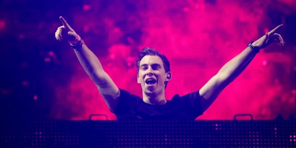 Martin Garrix sẽ là DJ số 1 thế giới trẻ nhất lịch sử? - 1 So với các đàn anh đồng hương cũng tới từ Hà Lan như Armin van Buuren hay Hardwell, Martin Garrix mới hoạt động từ năm 2012 nhưng nhanh chóng tạo dựng tiếng vang và sở hữu lượng fan đông đảo. Chỉ sau một năm hoạt động, Martin Garrix đã vào Top 100 DJ xuất sắc thế giới 2013 với vị trí khởi đầu là 40. Đây là thành tích rất đáng nể với một DJ ở tuổi đời 17 và mới có một năm vào nghề. Năm 2014, anh leo 36 bậc lên vị trí thứ tư và năm ngoái, Martin đã vào Top 3, chỉ đứng sau Dimitri Vegas & Like Mike và Hardwell. DJ 20 tuổi đã có một năm thành công.