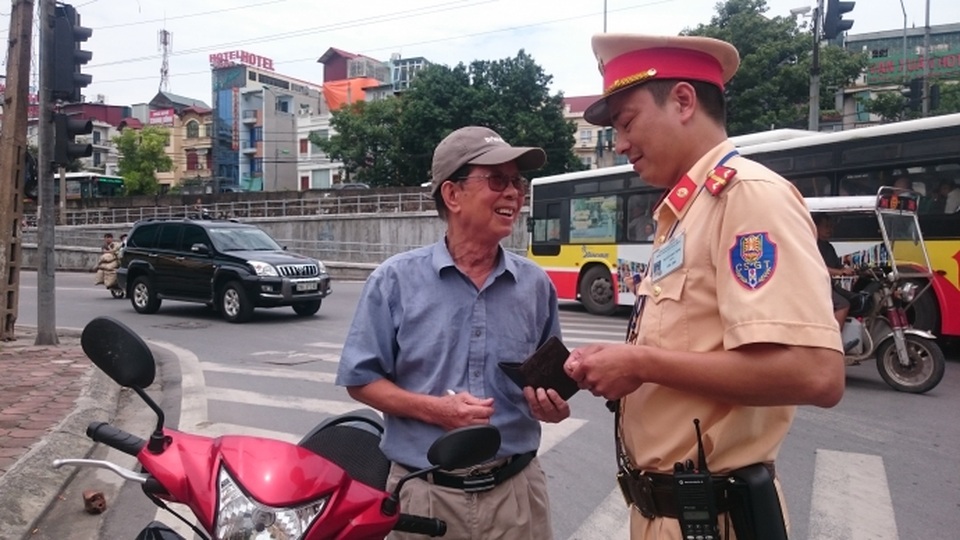 Xử phạt cần chứng cứ khiến CSGT “đau đầu” - 2
Luật quy định xử phạt vi phạm giao thông phải có chứng cứ khiến lực lượng CSGT gặp không ít khó khăn