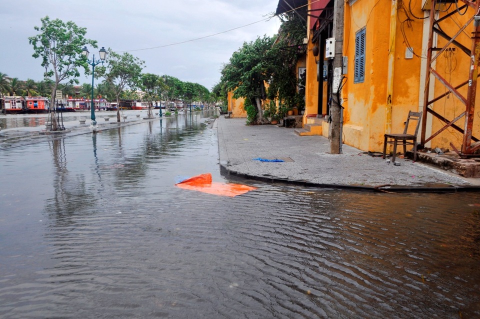 Cây đổ la liệt sau bão số 4, mưa ngập nhiều nơi - 12 Sau đêm mưa lớn, một số đoạn đường ở Hội An đã thoát nước, riêng đường ven sông Hoài vẫn ngập