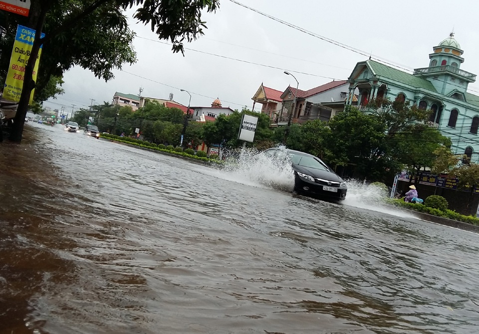 Cây đổ la liệt sau bão số 4, mưa ngập nhiều nơi - 18 Đường biến thành sông sau cơn mưa lớn kéo dài từ tối qua đến sáng nay (ảnh chụp trên đường Nguyễn Trãi).