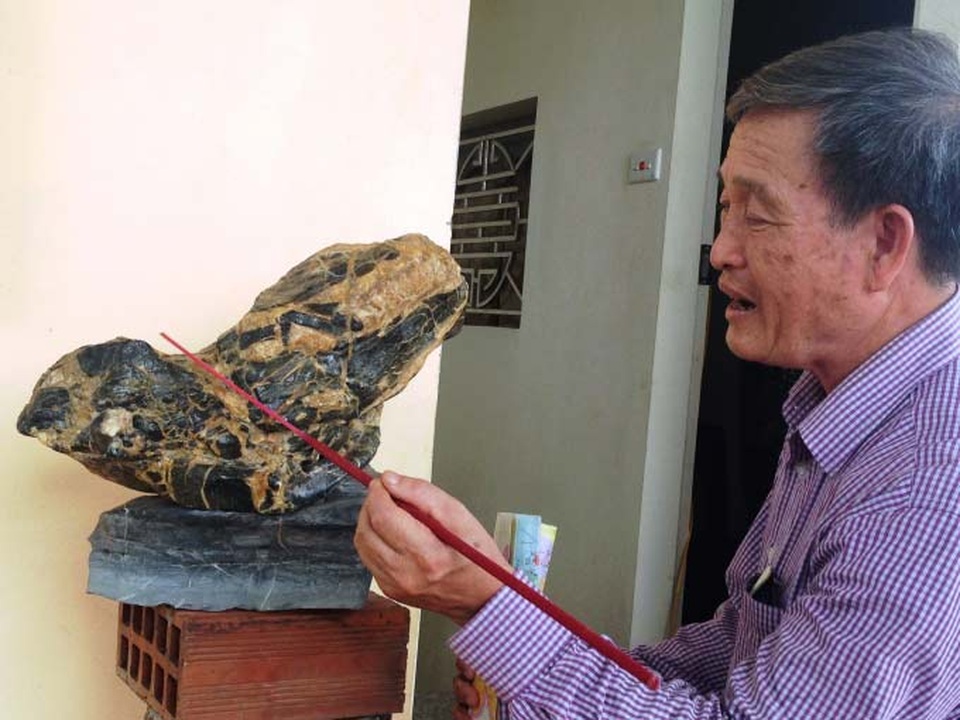 Nam Định: Hòn đá 50 nghìn đồng giờ được trả tiền tỷ - 2 Ông Nguyễn Thanh Nhàn đang mô tả từng đặc điểm trên hòn đá.