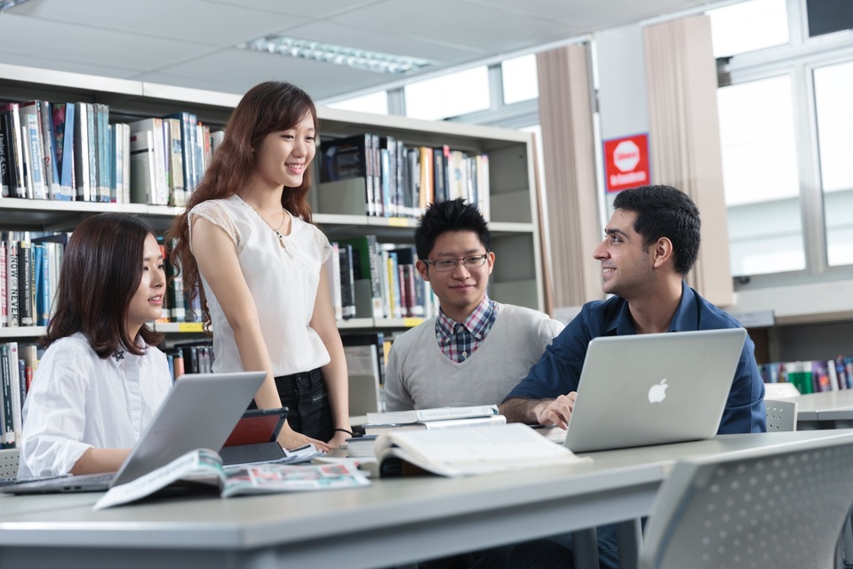 Hội thảo du học Singapore: Cầu nối từ lớp học đến môi trường làm việc chuyên nghiệp - 1 Sinh viên học nhóm trong thư viện nằm ngay trong khuôn viên trường