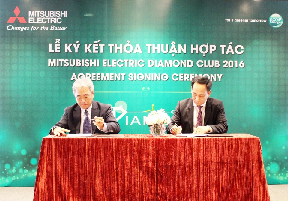 Ký kết thoả thuận hợp tác đối tác chiến lược Mitsubishi Electric Việt Nam - 1 Ông Takeshi Egawa - Tổng Giám Đốc Mitsubishi Electric Việt Nam (bên trái) ký kết thỏa thuận với đối tác tại sự kiện MEVN Diamond Club 2016