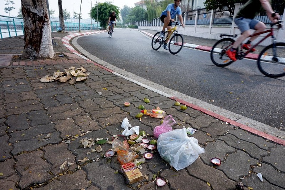 Dân Hà thành bịt mũi tập thể dục, nhắm mắt nhậu trên rác - 2 Mỗi buổi sáng, hàng trăm người dân đạp xe rèn luyện sức khỏe quanh con đường ven Hồ Tây. Trên vỉa hè là những gì còn lại sau bữa nhậu của nhóm người nào đó