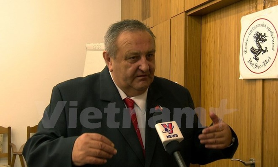 Ông Winter trả lời phỏng vấn của phóng viên TTXVN. (Ảnh: Trần Quang Vinh/Vietnam+)