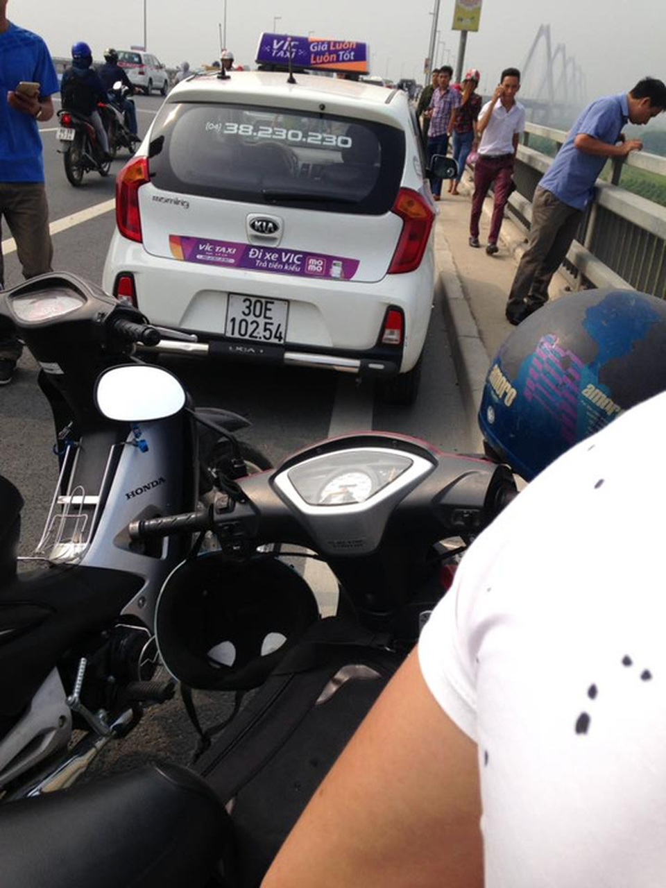 Phát hiện thi thể tài xế taxi dưới chân cầu Nhật Tân - 2 Chiếc taxi trên cầu Nhật Tân - ảnh:otofun