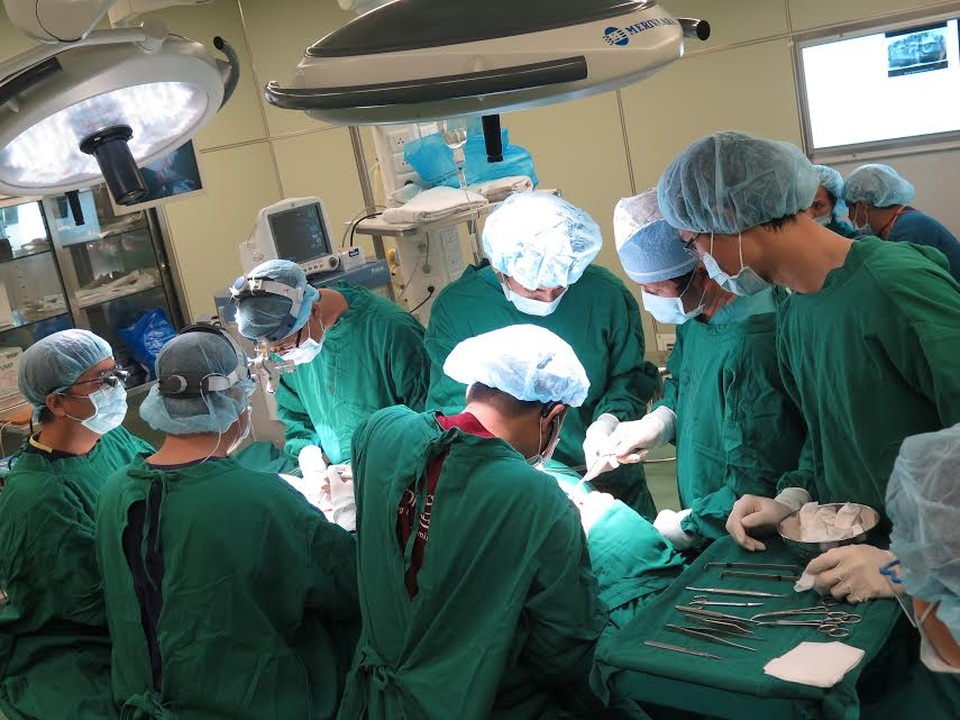 Phẫu thuật 9 giờ cứu cụ bà 73 tuổi mắc tổn thương phức tạp - 2