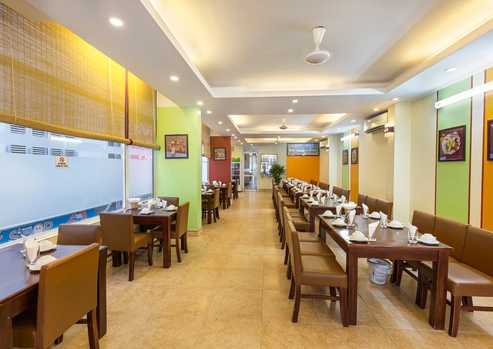 Thưởng thức lẩu gà riêu cua thanh ngọt lạ miệng tại Gà36 - 1 Không chỉ nổi tiếng với các món gà tươi ngon mà đến với Gà36 khách hàng còn cảm nhận một không gian lịch sự mà gần gũi, ấm cúng, thân tình, không quá ồn ào