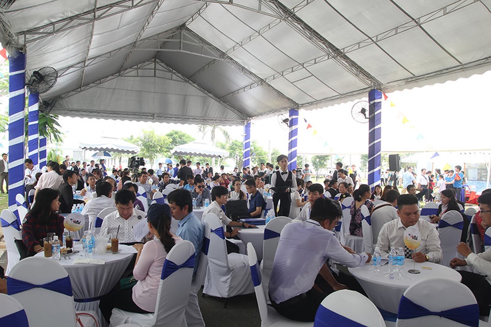 Hơn 400 khách tham dự mở bán giai đoạn mới Melosa Garden - 1 Là một trong hơn 400 khách hàng hiện diện tại lễ mở bán giai đoạn mới Melosa Garden, Anh Hoàng Anh (Quận Thủ Đức) chia sẻ: “Sáng hôm nay, tôi không chỉ được tiếp cận thông tin chính thức từ chủ đầu tư về dòng sản phẩm mới, mà còn trực tiếp trải nghiệm không gian sống thanh bình tại Melosa Garden nên rất hài lòng.”