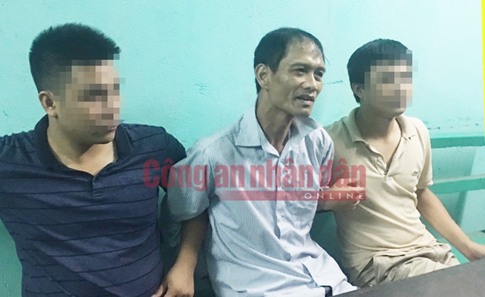 Thiếu tướng Hồ Sỹ Tiến và cuộc hỏi cung đầu tiên đối tượng gây thảm án ở Quảng Ninh - 2
Tên sát nhân Doãn Trung Dũng (giữa) lúc bị bắt.