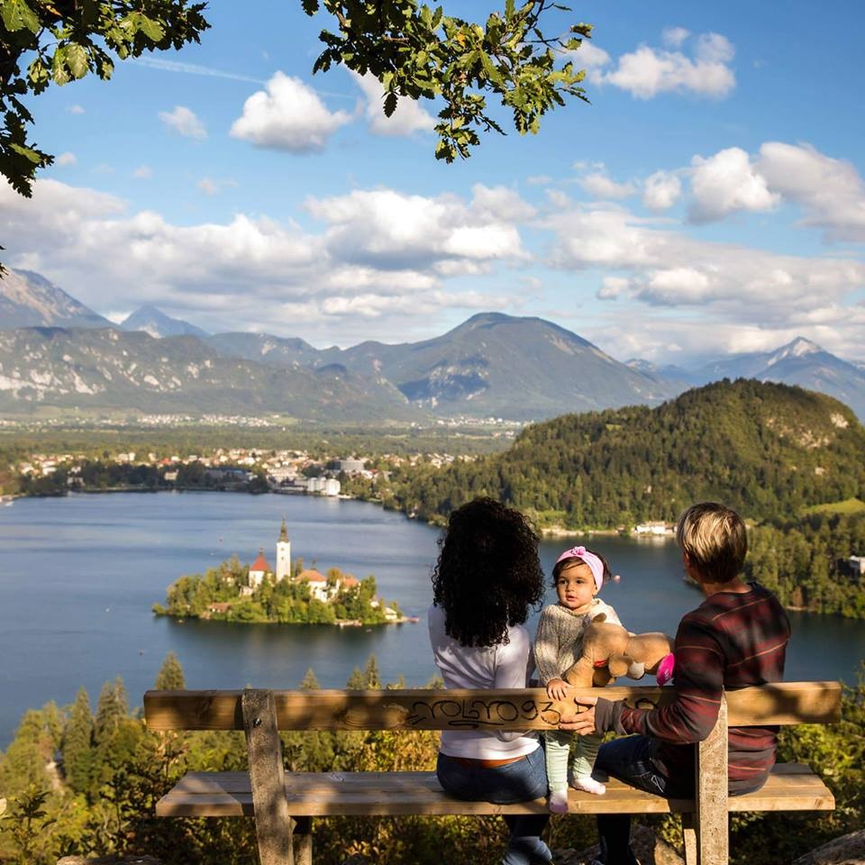 Bộ ảnh cực yêu của bé gái 2 tuổi du lịch qua 30 nước cùng cha mẹ - 2