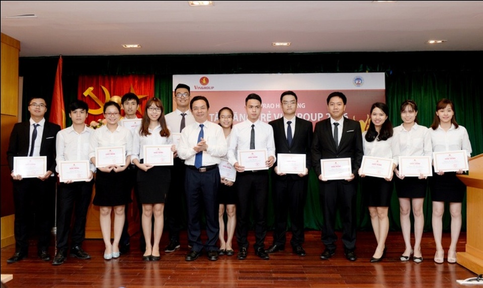 
PGS. TS Hoàng Văn Cường – Phó Hiệu trưởng Trường ĐH KTQD trao học bổng cho các bạn sinh viên xuất sắc.
