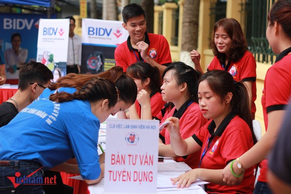 Tăng tuổi hưu: Người trẻ có lo khó tìm việc? - 2 Sinh viên tham gia ngày hội tư vấn việc làm với nhiều cơ hội. Ảnh Trần Thường
