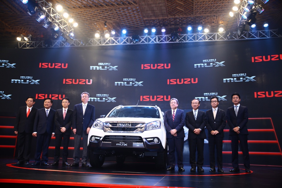 Isuzu đầu tư mạnh cho sự trở lại tại Vietnam Motor Show 2016 - 1 Sau sự kiện ra mắt mu-X vào cuối tháng 7, sắp tới tại Vietnam Motor Show 2016, Isuzu sẽ tiếp tục đánh dấu sự tái xuất mạnh mẽ với việc tung mu-X LIMITED và D-MAX Type X.
