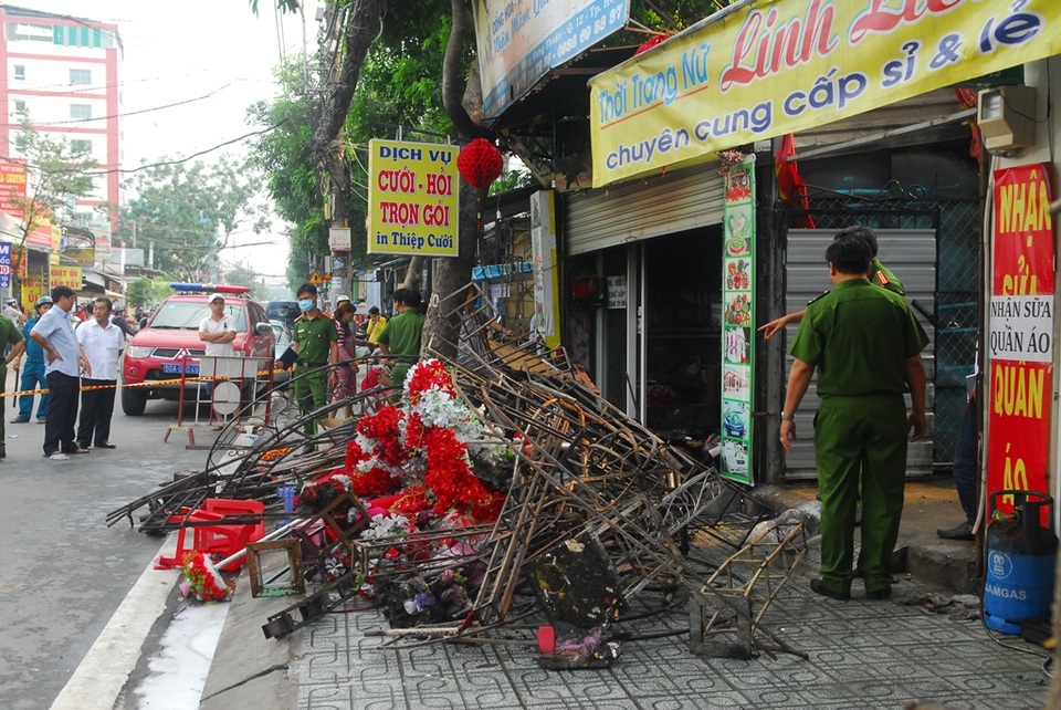 Cháy tiệm cưới hỏi, cả gia đình 3 người tử vong - 4 Nhiều đồ đạc bị cháy rụi được chuyển ra ngoài