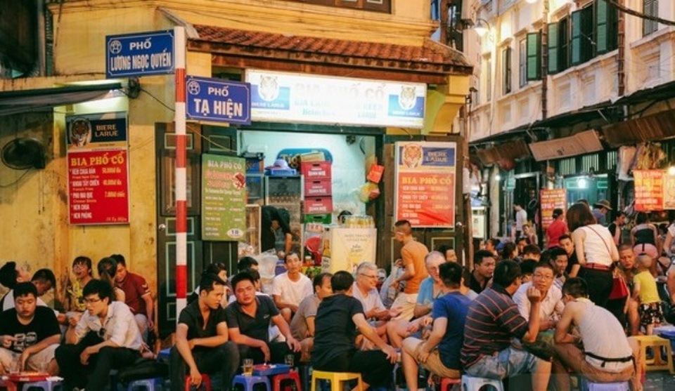 Những khu phố Tây nổi tiếng ở Việt Nam - 1 Cảnh đông đúc thường gặp ở phố Tạ Hiện