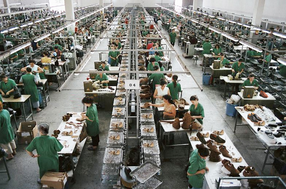 Giá tốt, chất lượng tương đương nhưng các thương hiệu Việt chuyên gia công và xuất khẩu vẫn đang chịu cảnh “núp bóng” dưới tên các thương hiệu nước ngoài.